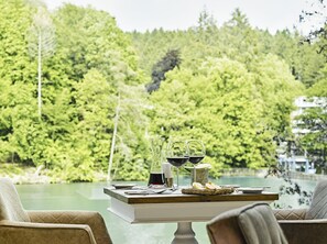 Serveert ontbijt, lunch, diner, regionale gerechten