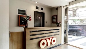 Una recepción con detalles de madera y un gran letrero que dice 'OVO'.