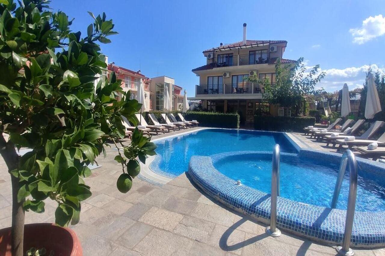 Una piscina al aire libre