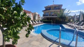 Una piscina al aire libre