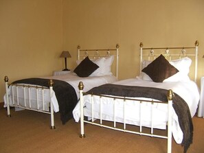 Obiqua Cottage  | Laptop workspace, soundproofing, free WiFi, wheelchair access - Eikelaan Farm Cottages (Wolseley)