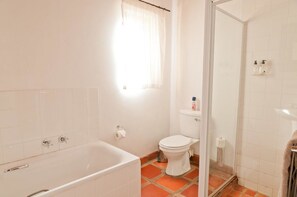 Winterhoek  | Bathroom | Shower, towels - Eikelaan Farm Cottages (Wolseley)