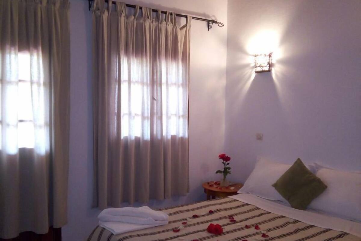 Premium bedding, blackout curtains, free cots/infant beds, free WiFi