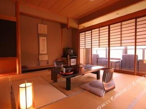 Unclassified image, 3 of 6, button - Shimogoten (Tanabe)