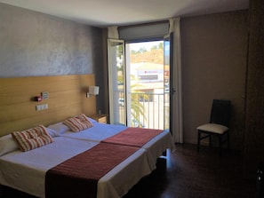 Minibar, caixa forta a l'habitació i escriptori