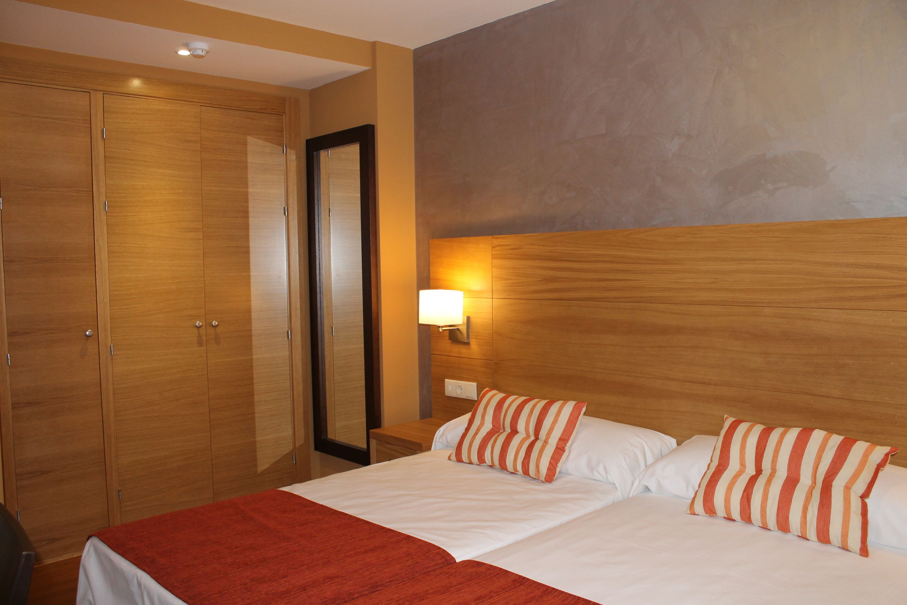 double room | minibar, in-room safe, desk, soundproofing