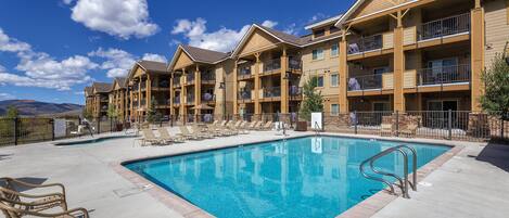 Piscine extérieure (ouverte en saison)