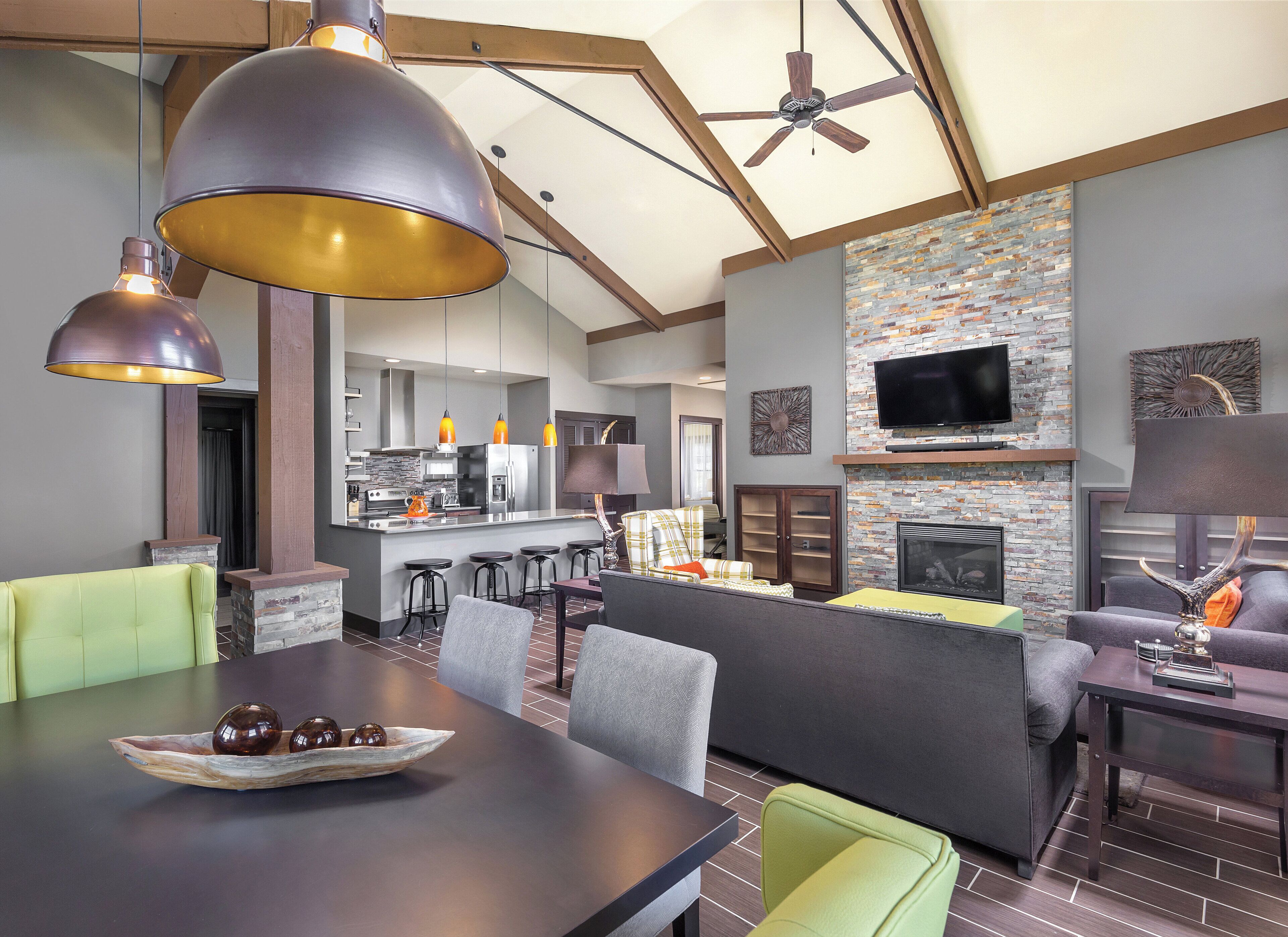 Presidential Condo, 4 Bedrooms, Kitchen | Living room | TV, fireplace