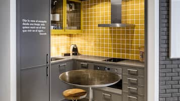 Departamento clásico, 2 habitaciones, 2 baños | Cocina privada | Refrigerador con congelador, microondas y parrilla de estufa