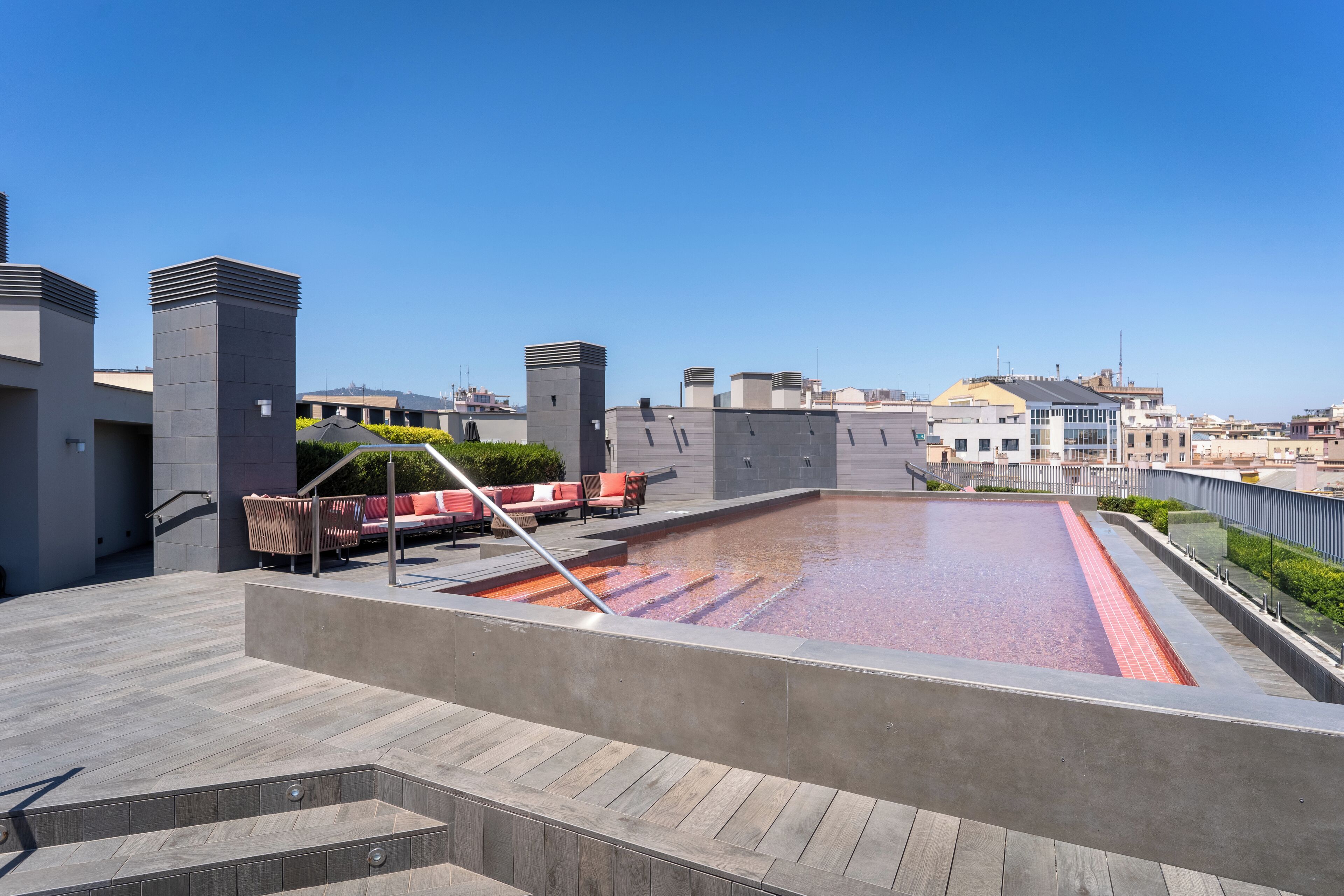 Außenpool (je nach Saison geöffnet), Sonnenschirme, Liegestühle