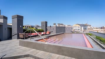 AuĂenpool (je nach Saison geöffnet), Sonnenschirme, LiegestĂŒhle