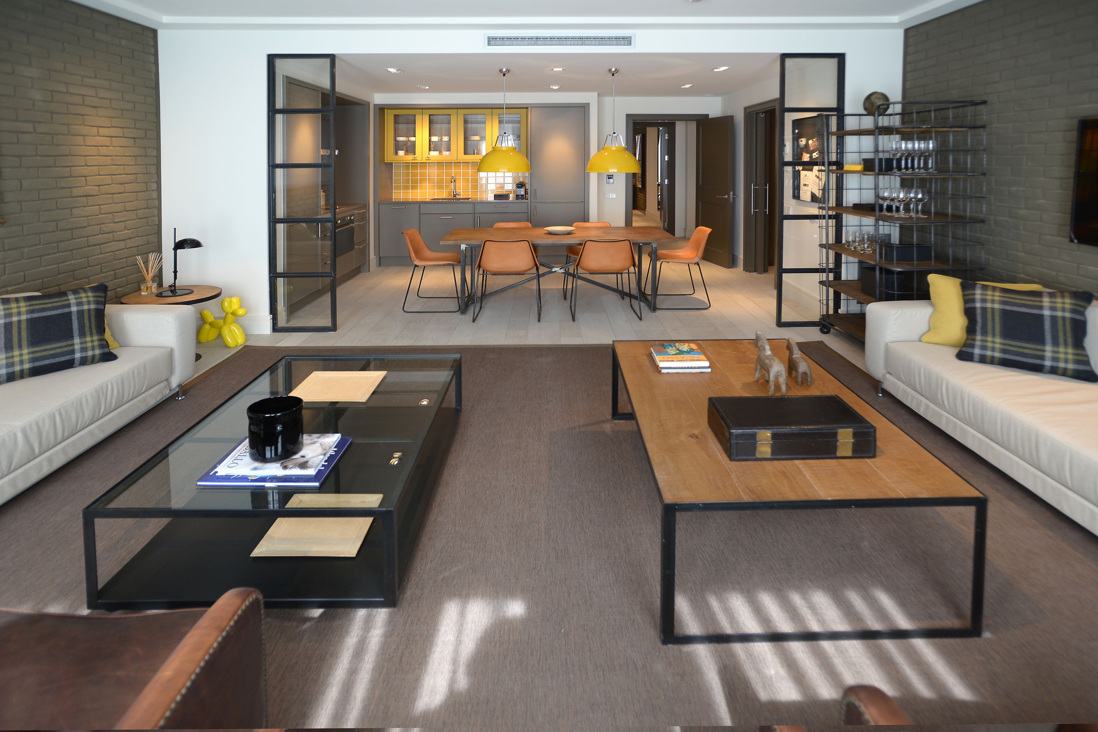 Piscina externa sazonal, funciona das 9h às 17h, guarda-sóis