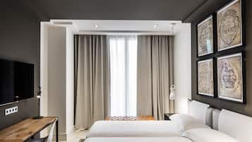Una habitación de hotel moderna con una cama grande, un escritorio y una televisión.