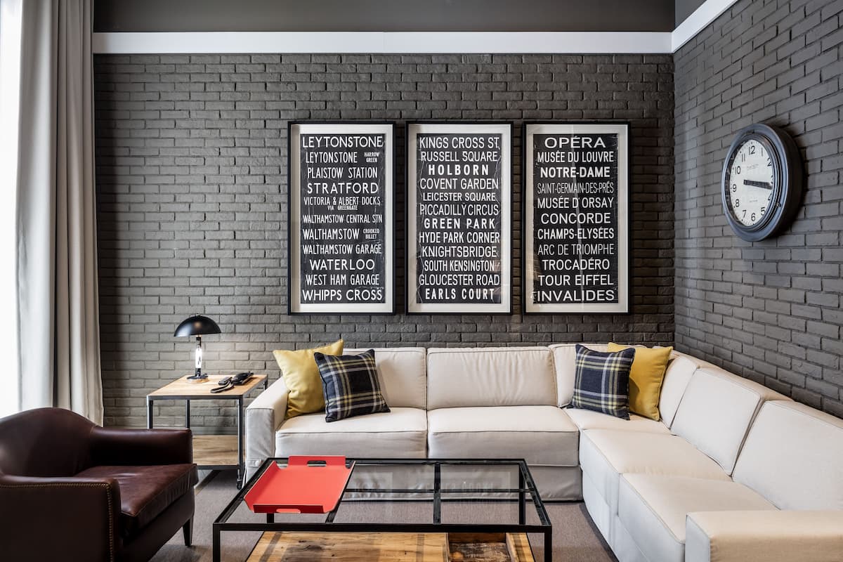 Familie appartement, 1 slaapkamer | Woonkamer | Een 48-inch flatscreentelevisie met kabelzenders en een televisie