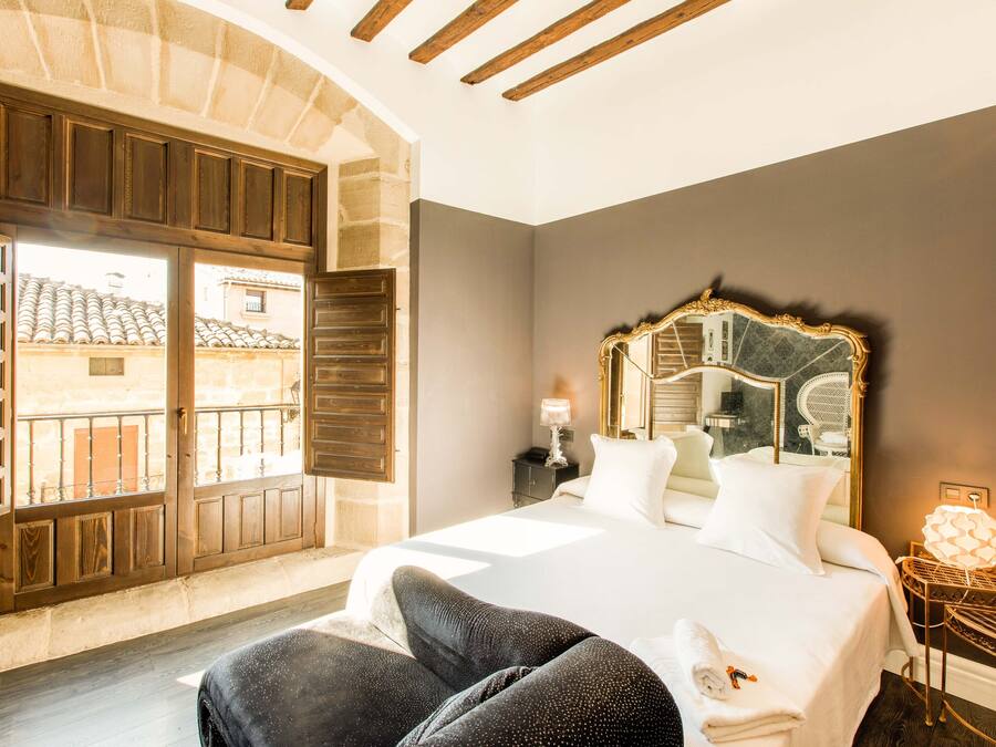 Exclusieve tweepersoonskamer (Bath) | Donsdekens, pillowtop-bedden, een minibar, individueel gedecoreerd