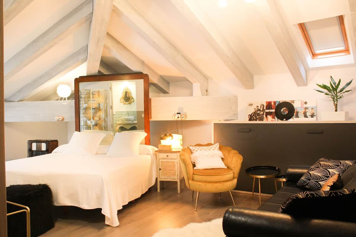 comfort studio | down duvets, pillow-top beds, minibar, individually decorated