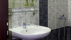 Standard Double Room | Bathroom | Hair dryer (on request), towels, toilet paper - Medusa Hotel (Kassandra)