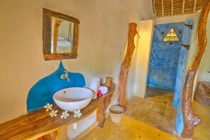 Comfort Double Room, 1 Queen Bed, Shared Bathroom | Bathroom - Distant Relatives Ecolodge & Backpackers (Kilifi)