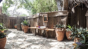 Habitación cuádruple Confort | Baño | Regadera y toallas
