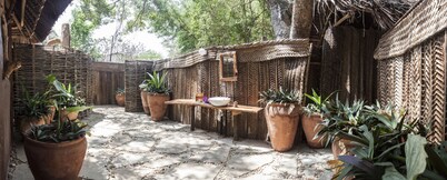 Distant Relatives Ecolodge & Backpackers