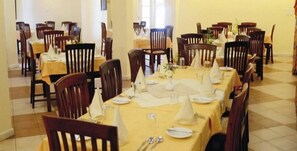 Phục vụ bữa sáng, bữa trưa và bữa tối 
