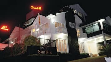 Voorkant accommodatie - avond/nacht