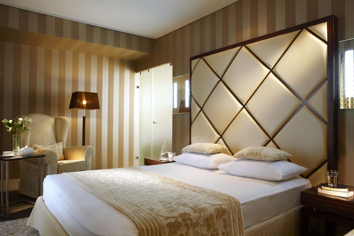 Superior suite, uitzicht op meer | Een minibar, een kluis op de kamer, een bureau, geluiddichte muren