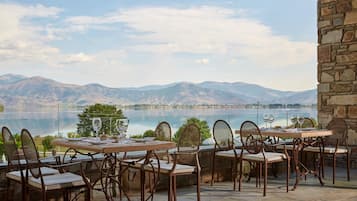 3 restaurants, breakfast, lunch, dinner served; Greek cuisine