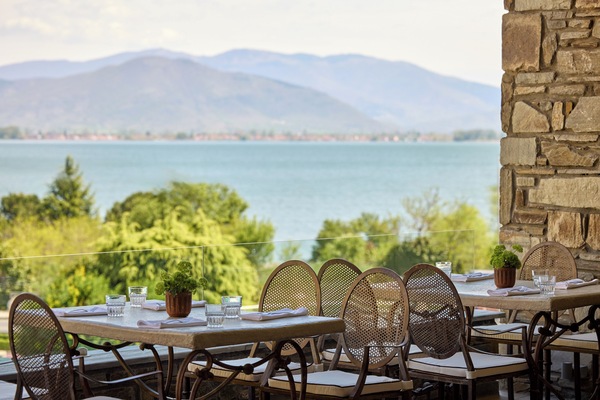 3 restaurants; breakfast, lunch, and dinner served