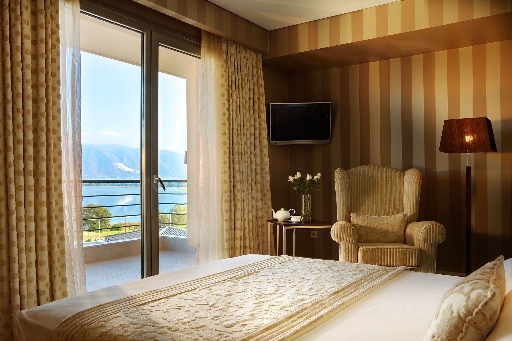 superior suite, lake view | minibar, in-room safe, desk, soundproofing