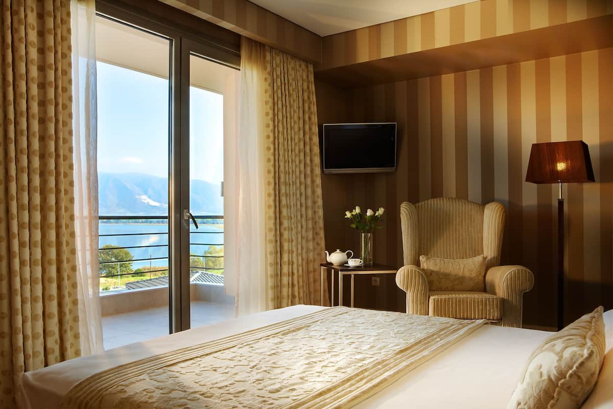 superior suite, lake view | minibar, in-room safe, desk, soundproofing