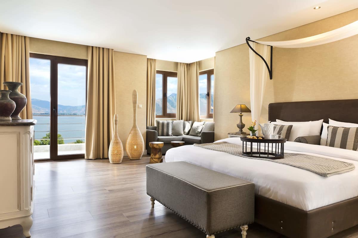 Junior suite, uitzicht op meer | Een minibar, een kluis op de kamer, een bureau, geluiddichte muren