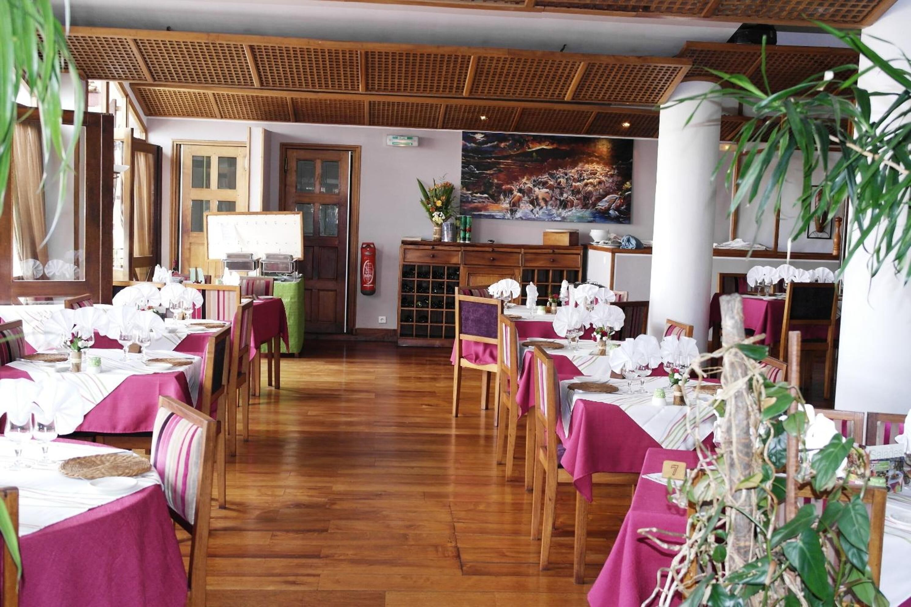 breakfast, lunch, dinner served; international cuisine