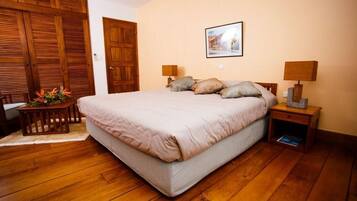 Minibar, coffres-forts dans les chambres, bureau, rideaux occultants