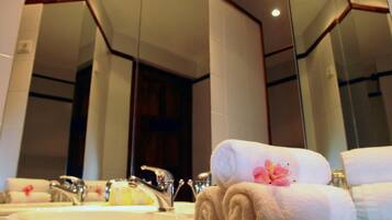 Kombinasi shower/bathtub dan perlengkapan mandi gratis