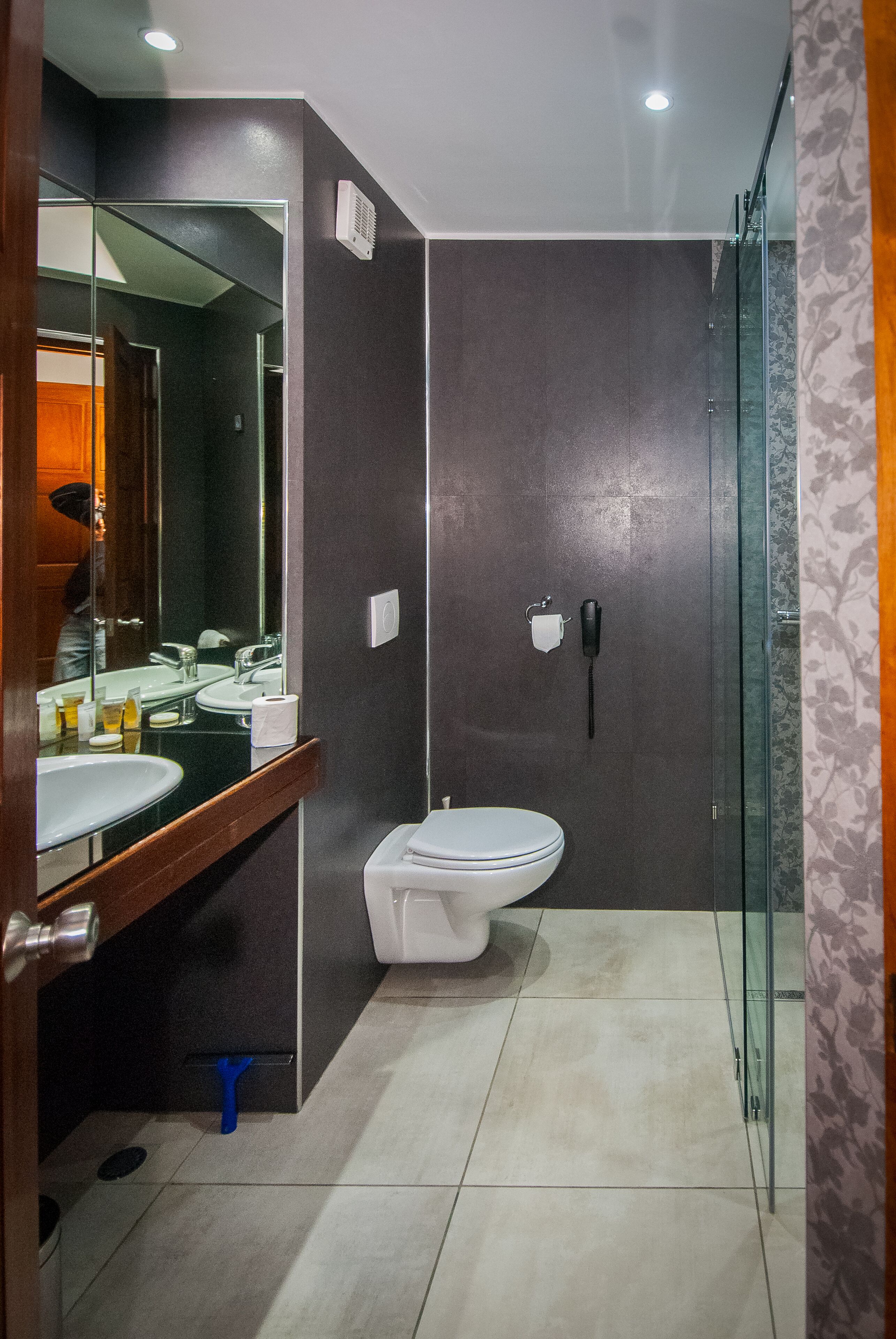 standard double room | bathroom | combined shower/bathtub, free toiletries, hair dryer, bathrobes