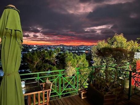 Breakfast, lunch, dinner served; international cuisine