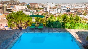 A rooftop pool with a view of a cityscape. - Palissandre Hotel & Spa (Antananarivo)