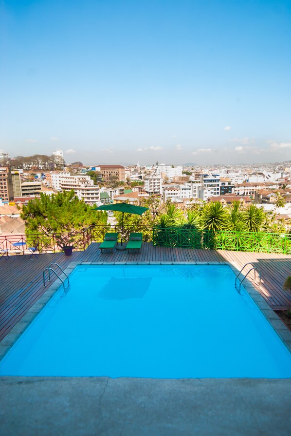 Outdoor pool, pool loungers