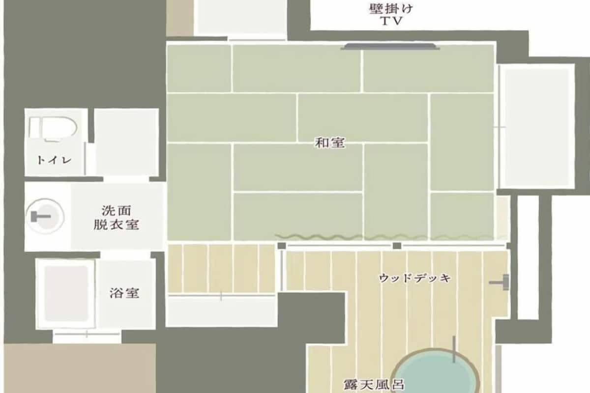 Un hôtel comprenant un salon avec télévision, une salle de bain et un espace piscine.