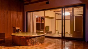Egy hagyományos japán onsen, melynek jellemzői a fa padló, a kőből készült, forró vízzel töltött medence, a toló üvegajtók és a belseje, mely egy televízióval is felszerelt.