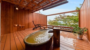 Bồn tắm spa ngoài trời