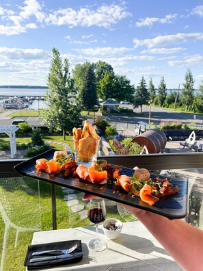 Breakfast, lunch and dinner served - Hôtel de la Rive (Sorel-Tracy)