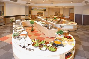 A buffet setup with various food items and a central decorative tree. - Ikenotaira Shirakabakogen Hotel (Tateshina)