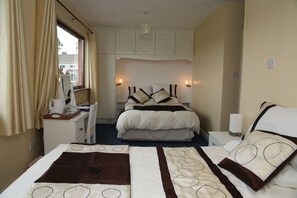 Chambre Familiale, salle de bains attenante (Shower)