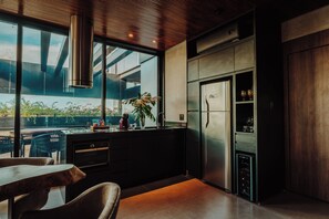 Loft superluxo, banheira | Frigobar, escrivaninha, cortinas blackout, ferros/tábuas de passar roupa