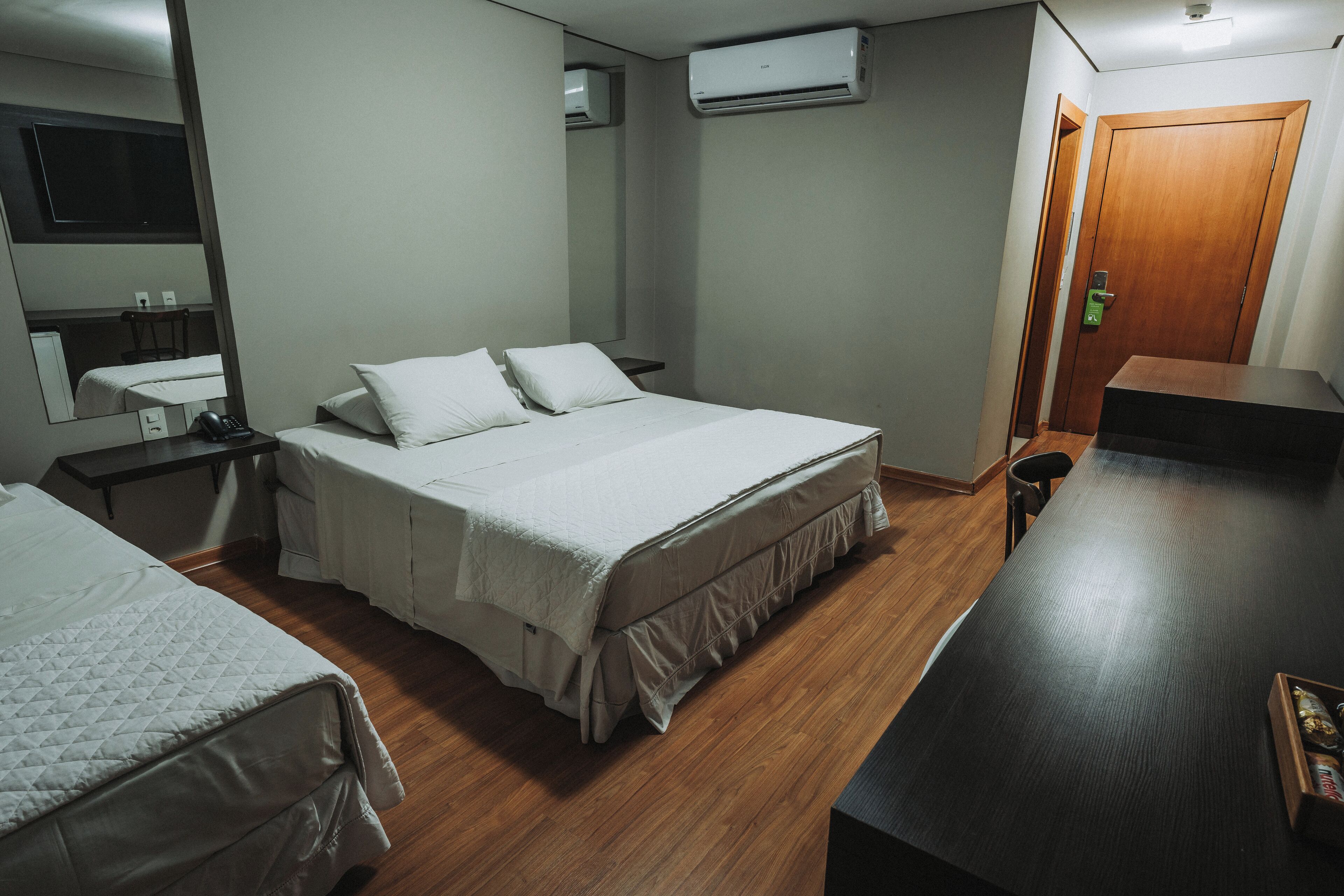 Tremannsrom – deluxe | Minibar, skrivebord, blendingsgardiner og strykejern/-brett