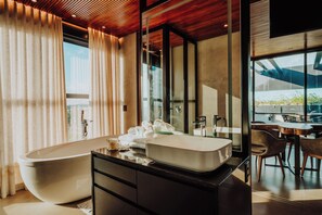 Suíte estúdio presidencial | Frigobar, escrivaninha, cortinas blackout, ferros/tábuas de passar roupa