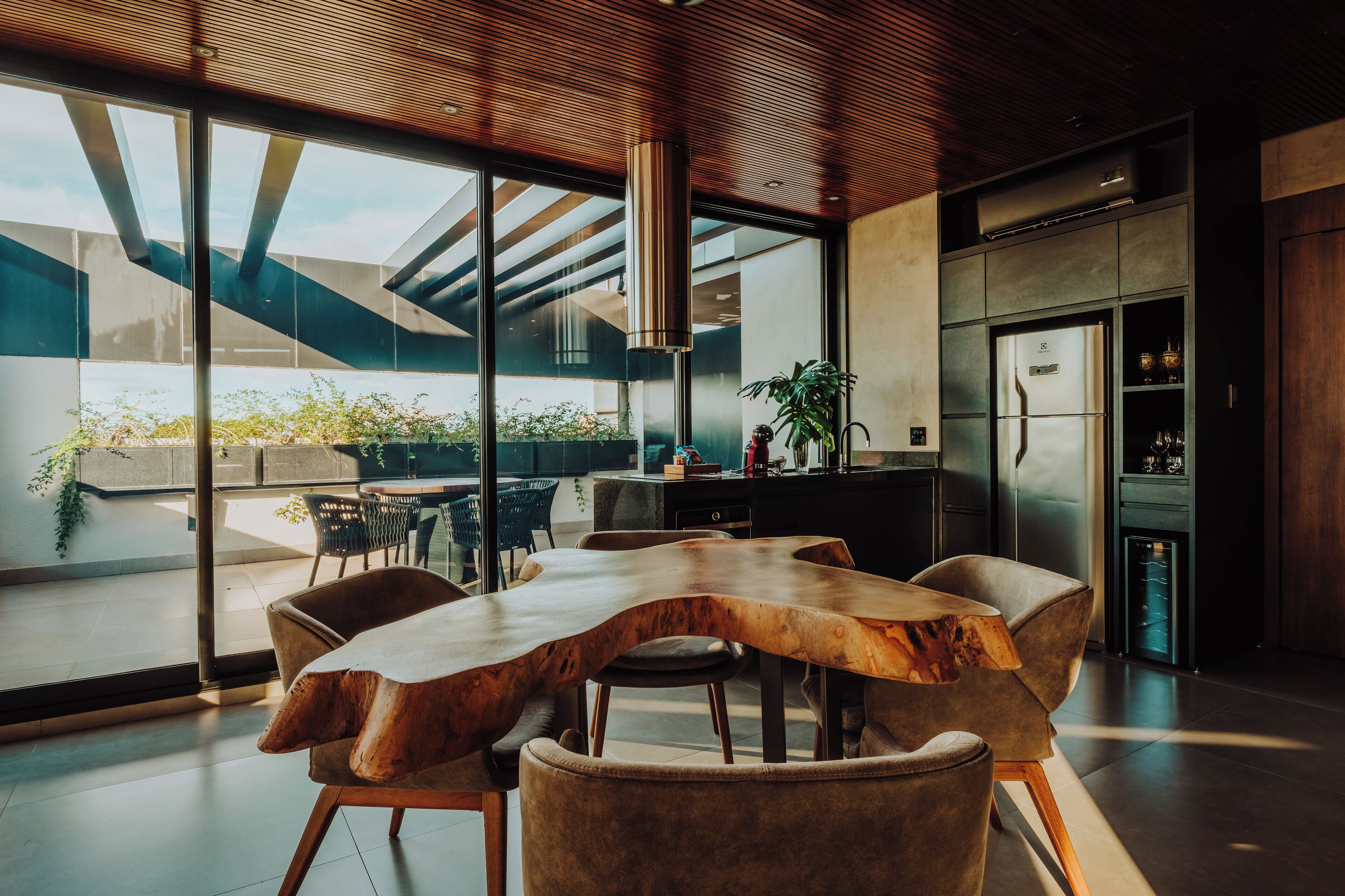 Minibar, escritorio, cortinas blackout y tabla de planchar con plancha 