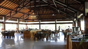 Breakfast, lunch, dinner served; international cuisine